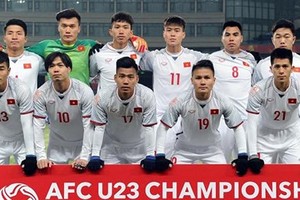 Vietnamese PM signs certificates of merit to footballers