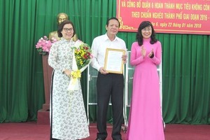 Nguyen Thi Thu, deputy chairwoman of the HCM City’s People’s Committee, recognised District 6 for achieving the goal of no longer having poor households. (Photo: sggp.org.vn)