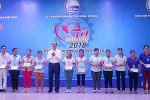 President sends New Year wishes to workers in Binh Duong  