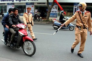 Traffic police handle violation (Photo: SGGP)