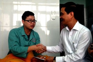 A leader of Yen Bai Province visits on of surgeons (green ) who was assaulted by patient's relative  (Photo: SGGP)