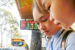 Students check bus routes on the BusMap app developed by HCM City, which is working towards becoming a smart city by 2020. (Source: sggp.org.vn)