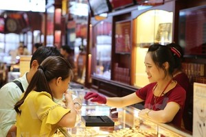 Customers at a gold shop (Photo: VNA)