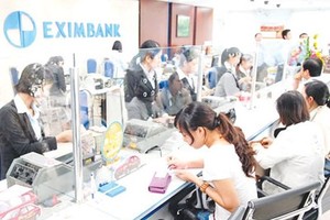 More people get used to paying public services through banks (Photo: SGGP)