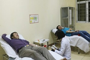 Two men cross 200km to donate rare blood for saving patient