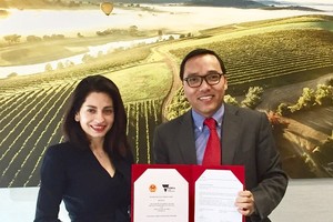  Director of the Vietnamese Department of Foreign Affairs of Localities Nguyen Hoang Long (R) and Deputy Secretary of Victoria’s Department of Economic Development, Job, Transport and Resources Gonul Serbest sign the agreement on March 9 (Photo: VNA)
