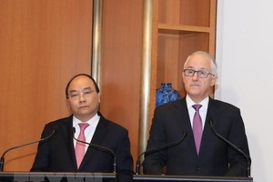 Prime Minister Nguyen Xuan Phuc (L) and his Australian counterpart Malcolm Turnbull met with the press following their talks. (Source: VNA)