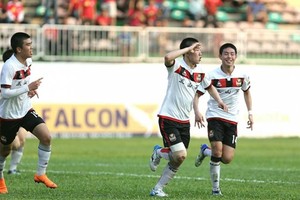 vLee Ing Yu (centre) raised the score to 2-1 for the Korean footballers (Photo: vtc.vn)