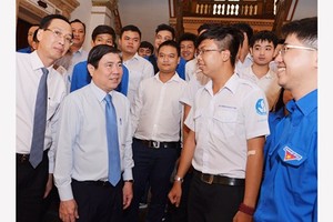 Chairman Nguyen Thanh Phong meets good students at the event (Photo: SGGP)
