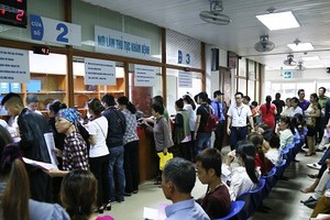 Patients register for health checkups at the National Haematology and Blood Transfusion Institute in Hanoi.— Photo congly.vn