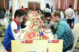 Tran Minh Thang (left) is seeded No 4 at the Asian Youth Chess Championships’ U18 class (Photo: VNA)