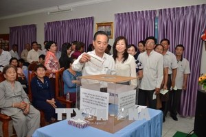 The fund-raising ceremony drew a lot of Vietnamese businesses and people in Cambodia and representatives of the Vietnamese Embassy in Phnom Penh (Photo: VNA)