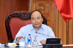 Prime Minister Nguyen Xuan Phuc chairs a meeting to evaluate cooperation with the EU in Hanoi on April 14. (Photo: VNA)
