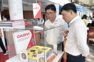 Products are showcased at the conference reviewing the campaign “Vietnamese use Vietnamese goods” in HCM City on April 13 (Photo: VNA)