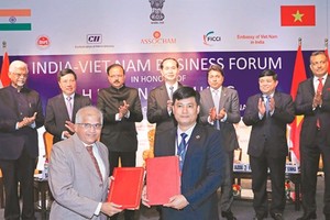 Indian and Vietnamese enterprises exchanged commercial trade agreement under the witness of President Tran Dai Quang (Photo: SGGP)