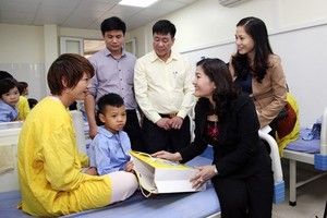 Deputy Minister of Labour, Invalids and Social Affairs Nguyen Thi Ha visits and presents gift to a patient (Source: laodongxahoi.net)