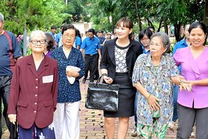 A group of people visit Thi Nghe house where many elderly pepole reside (Photo: SGGP)