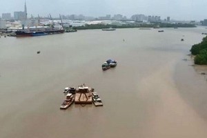 Barge collision happens in Sai Gon River
