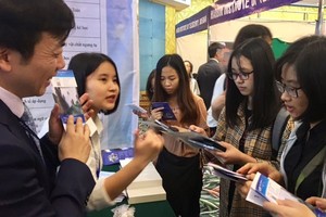 Vietnamese students seek information on studying in China at an exhibition on the sidelines of the forum (Photo: hanoimoi.com.vn)