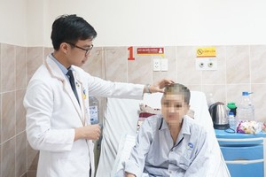 Vietnamese surgeons remove big brain tumor to save patient