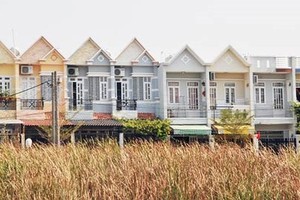 Hanoi authority reclaims unshaped, small houses for public purpose