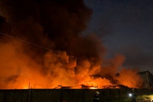 Hundreds of firefighters join fight to douse fire in Vinh Loc Industrial Park