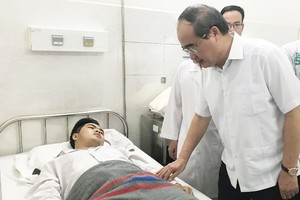 Party Chief Nhan encourages "street knight" Nguyen Duc Huy in Thong Nhat hospital (Photo: SGGP)