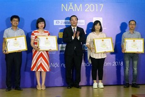 The Minister of Science and Technology handed out awards to representatives of excellent press works in science and technology in 2017. Photo by Tran Binh