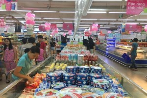 Consumers shop at Co.op Mart Quang Trung in Ho Chi Minh City (Photo: VNA)