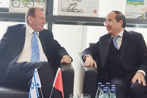 Secretary of HCMC Party Committee Nguyen Thien Nhan had a talk with Mayor Ron Huldai of Tel Aviv City