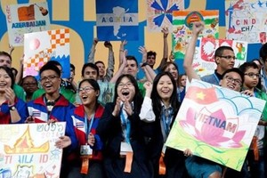 The Vietnamese team takes a group photo with other peers at Intel ISEF 2018 (Photo Courtesy of Society for Science and The Public)