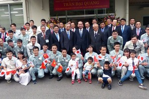 President Tran Dai Quang took a picture with leaders of Koganei Seiki Co. Ltd. and Vietnamese engineers working here. Photo by Tran Luu