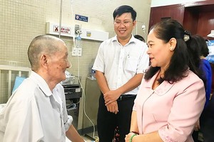 City leader congratulates senior people