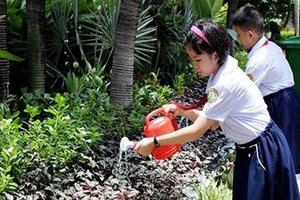 Pupils of Ho Van Hue Primary School (Phu Nhuan District) participate in an environment-related activities