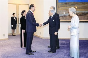 President Tran Dai Quang and his spouse are greeted by Japanese Emperor Akihito and Empress Michito at the ceremony. (Photo: VNA)