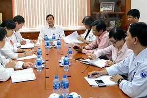 Doctor Nguyen Huu Hung, Deputy Director of the HCMC Department of Health is working with Tu Du Hospital on the outbreak of swine flu here.