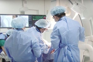 Surgeons are carrying out the operation to save the French man (Photo: SGGP)