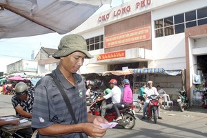 Kim Thai is selling lottery tickets (Photo: SGGP)