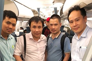 Professor Pham Nhu Hiep ( second in the left) and his colleagues transport donated heart (photo: SGGP)