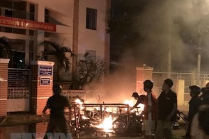 Protestors set fire to motorbikes in building of the Binh Thuan Department of Planning and Investment (Photo: VNA)