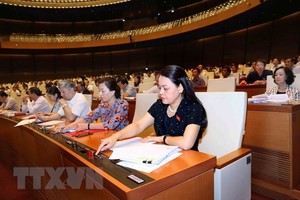 National Assembly deputies press the vote button to pass the resolution on the programme of building laws and ordinances in 2019 (Photo: VNA)
