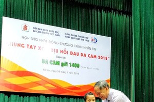  President of VAVA Sen. Lieut. Gen Nguyen Van Rinh gives gift to teacher Chu Quang Duc (Photo: SGGP)