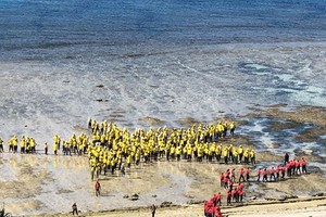 3,000 people make human national flag in Ly Son island