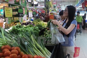 Local people shop for vegetables (Photo: VNA)