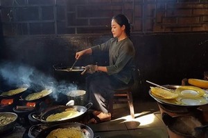 Nguyen Khanh Vuong Anh, who is studying cooking arts at Le Cordon Bleu in Sydney, cooks banh xeo (sizzling rice pancake with pork and shrimp) in a video clip shot in the Mekong Delta (Photo courtesy of Vuong Anh)