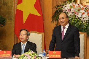 Prime Minister Nguyen Xuan Phuc (standing) speaks at the meeting (Photo: VNA)