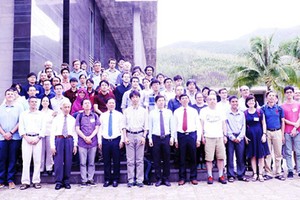 Delegates of the conferences and young science lovers are taking a photo in front of the ICISE