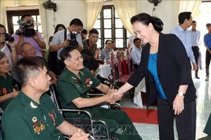 National Assembly Chairwoman Nguyen Thi Kim Ngan visits war invalids at Duy Tien nursing centre. (Source: VNA)