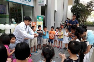 A medical worker is guiding kids of the condominium to wash hand properly (Photo: SGGP)