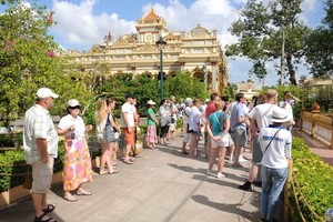 Foreign tourists visit Vietnam (Photo: VNA)